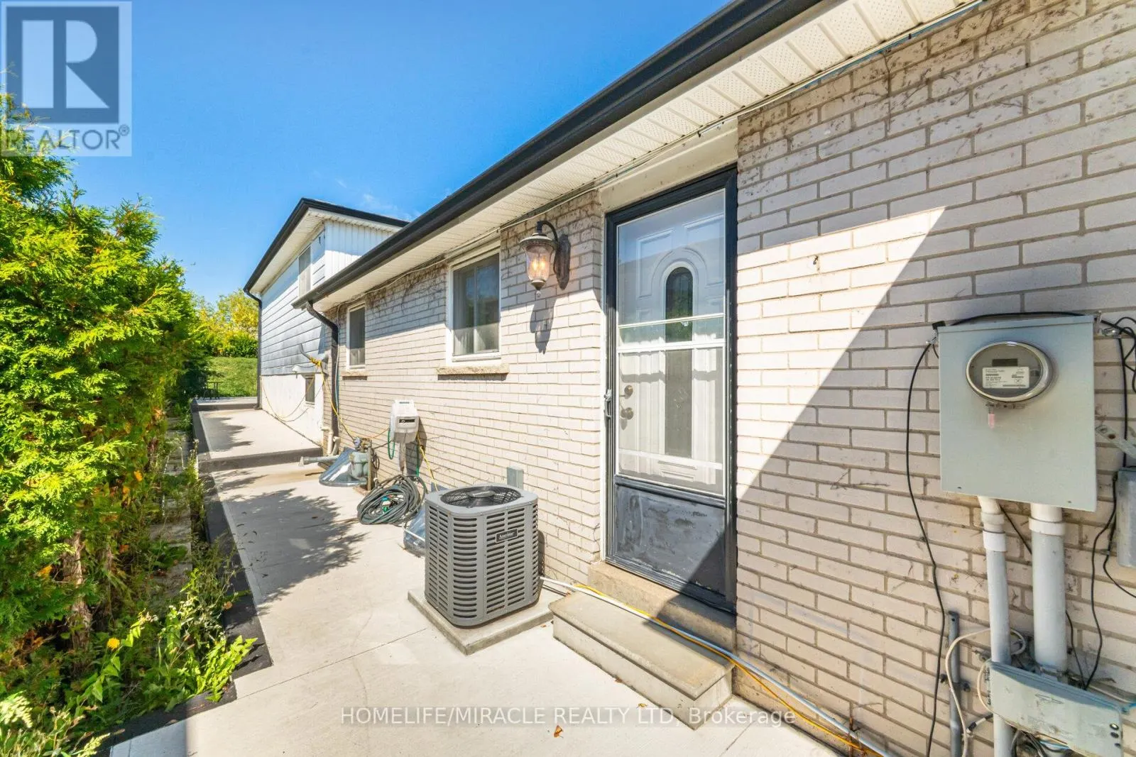 764 EAGLEMOUNT CRESCENT