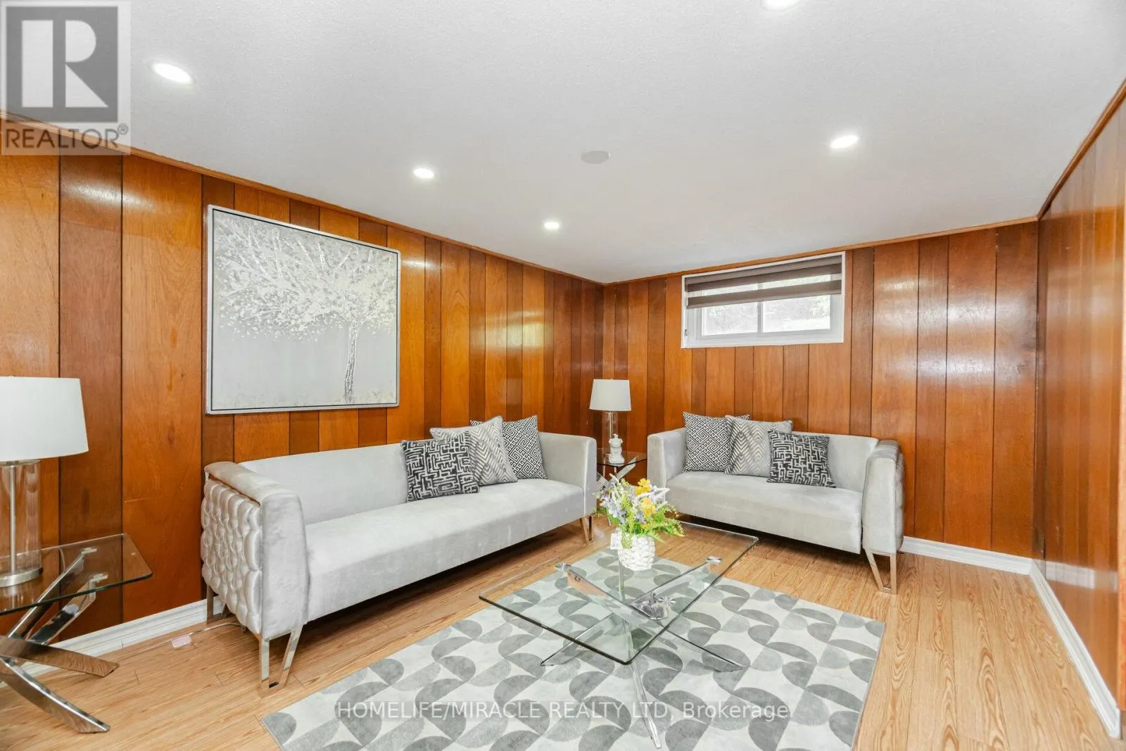 764 EAGLEMOUNT CRESCENT