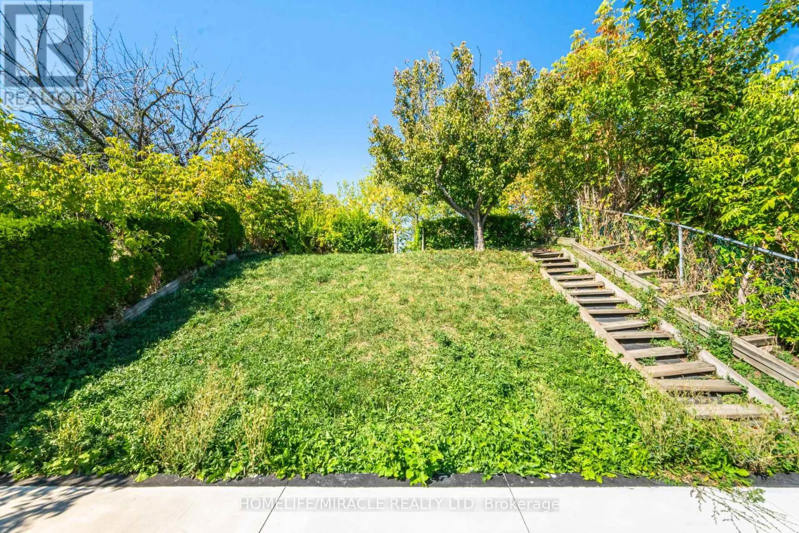 764 EAGLEMOUNT CRESCENT