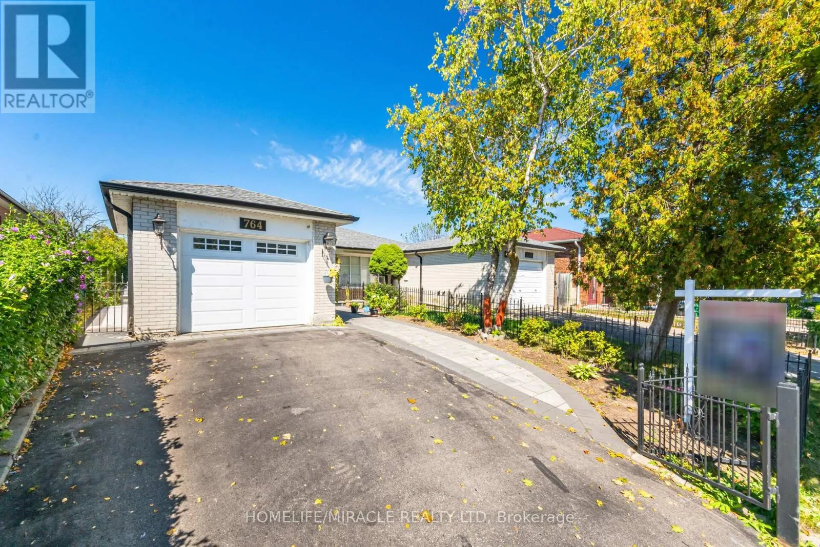 764 EAGLEMOUNT CRESCENT
