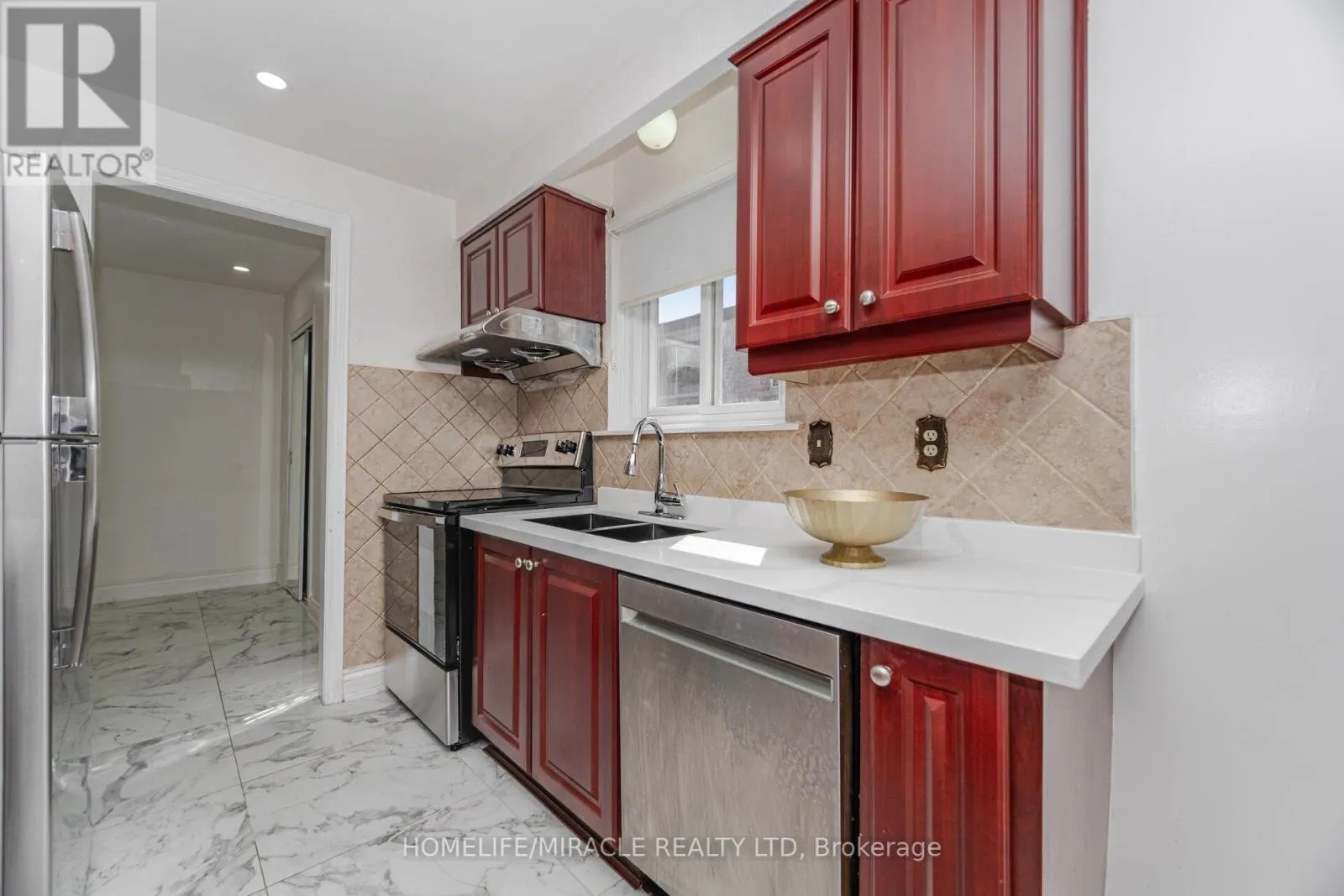 764 EAGLEMOUNT CRESCENT
