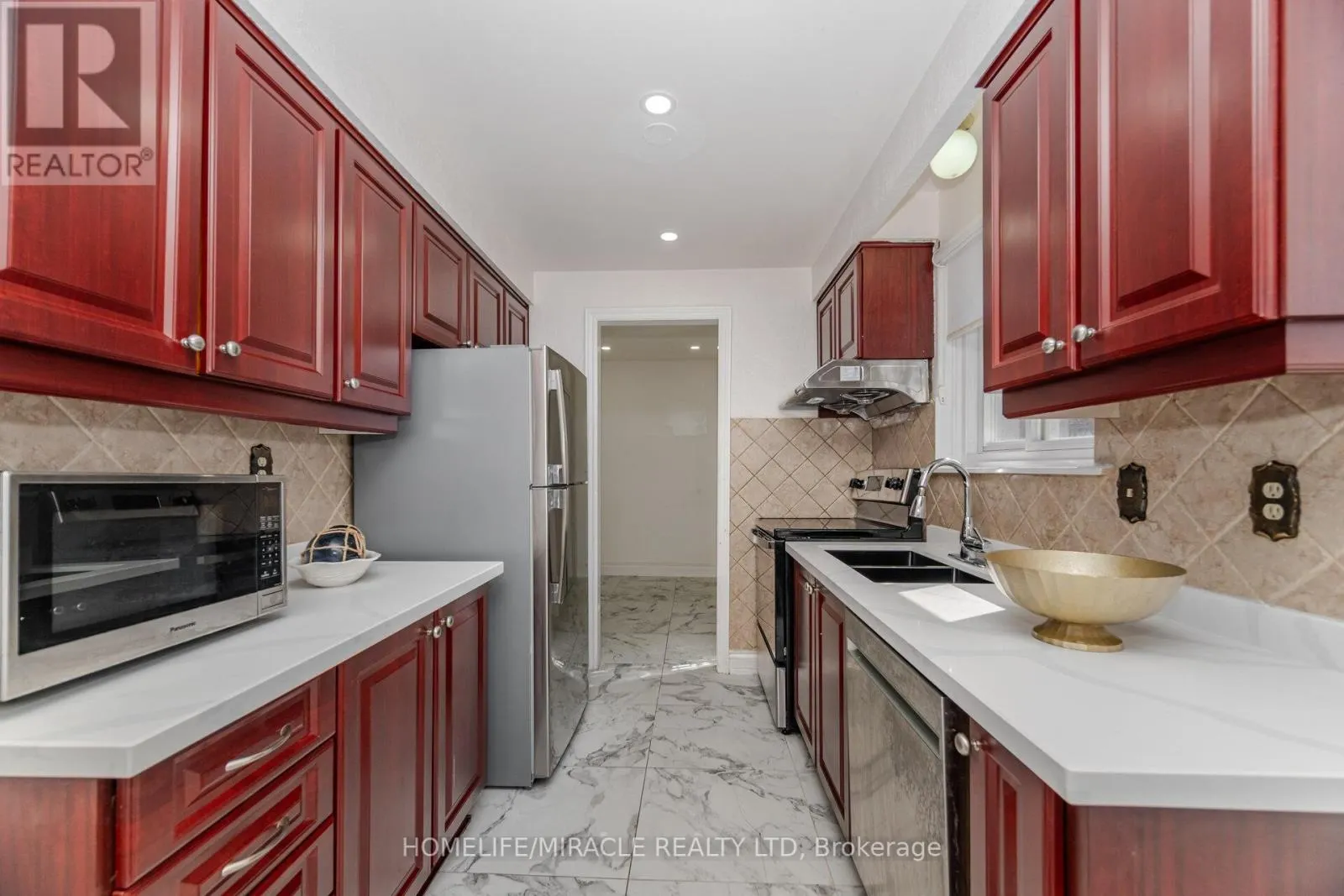 764 EAGLEMOUNT CRESCENT