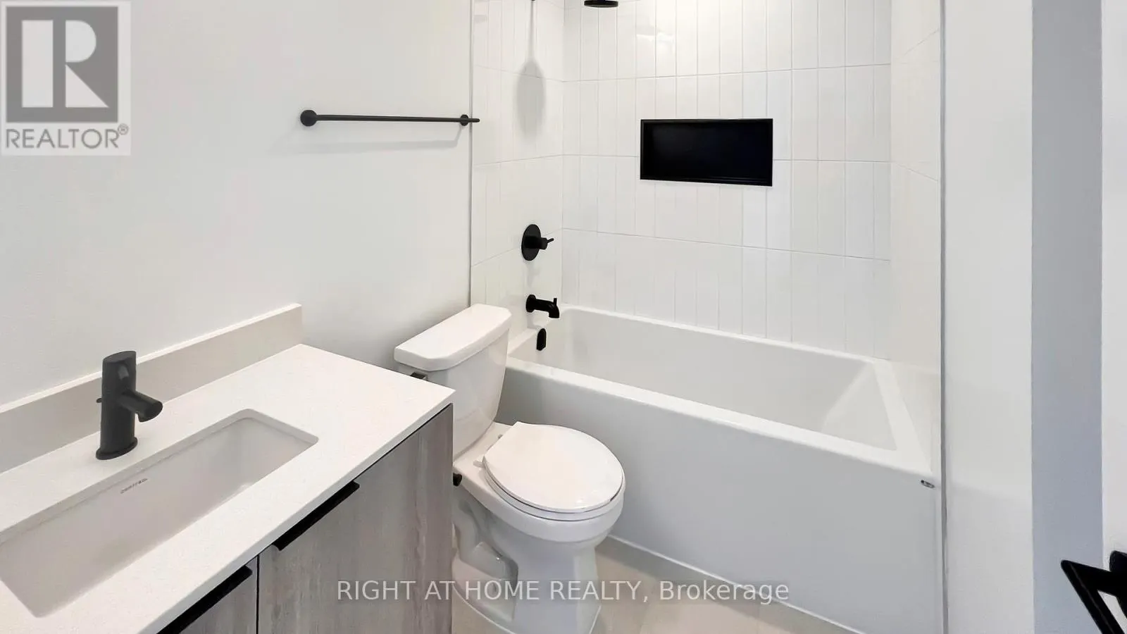 809 - 2495 EGLINTON AVENUE W