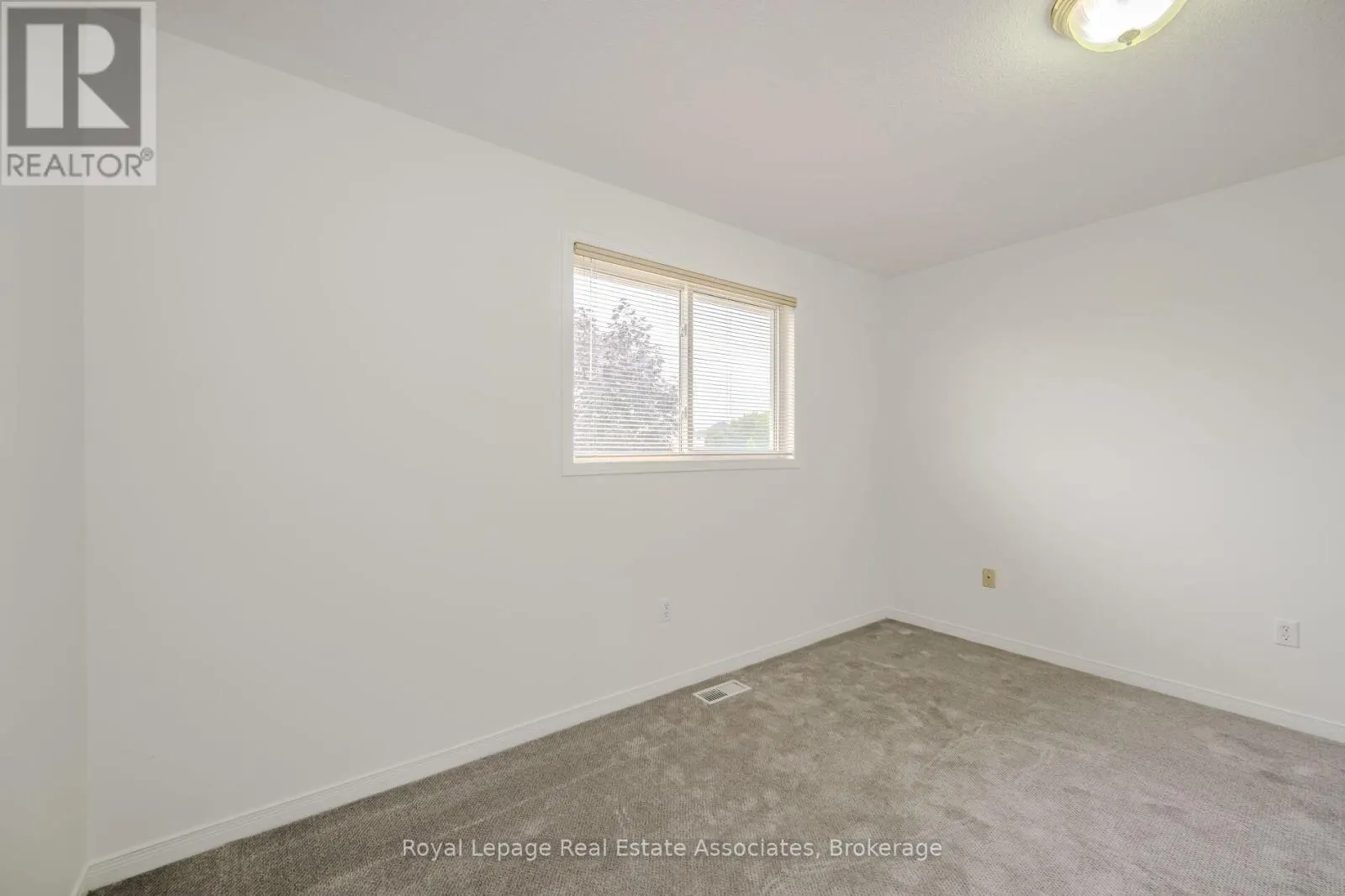 2887 DARIEN ROAD N