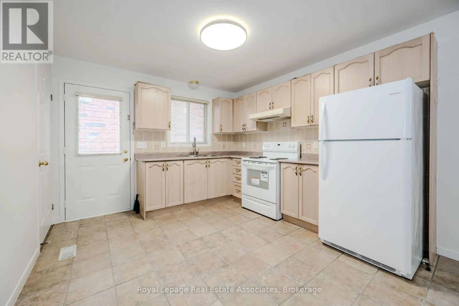 2887 DARIEN ROAD N