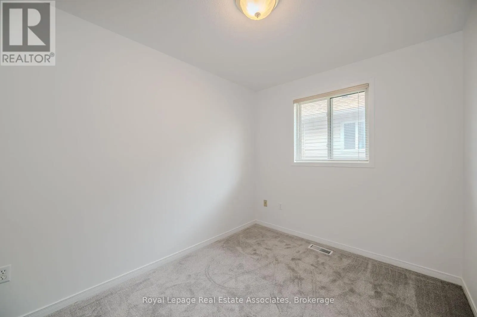 2887 DARIEN ROAD N