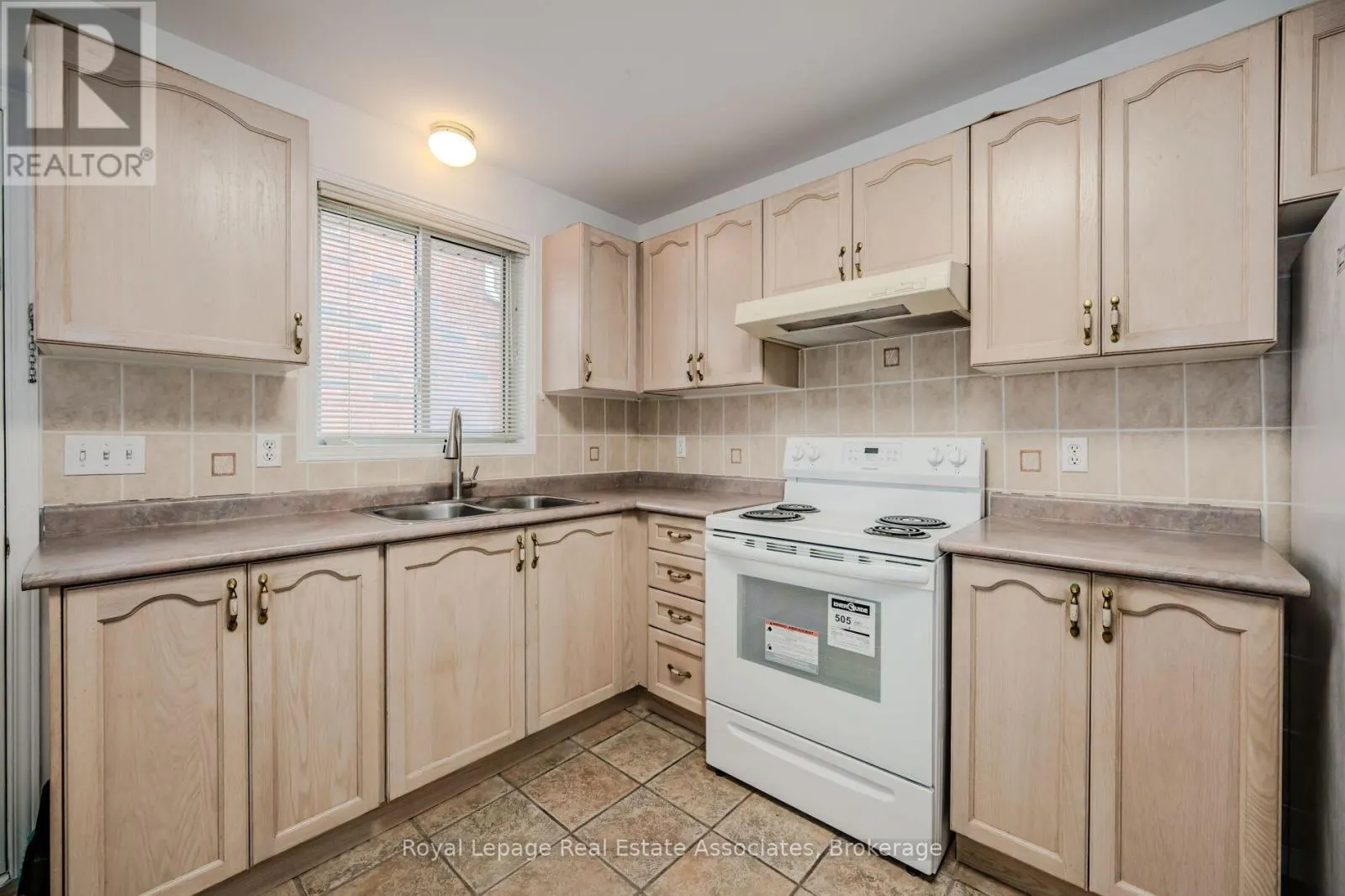 2887 DARIEN ROAD N