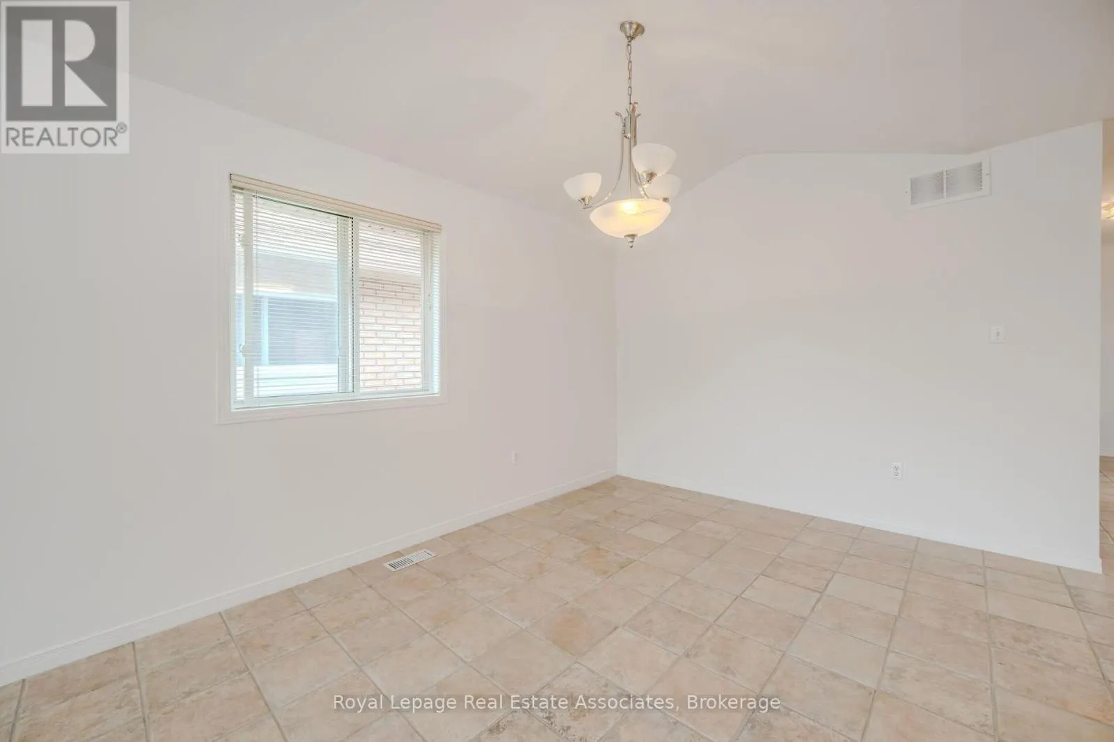 2887 DARIEN ROAD N