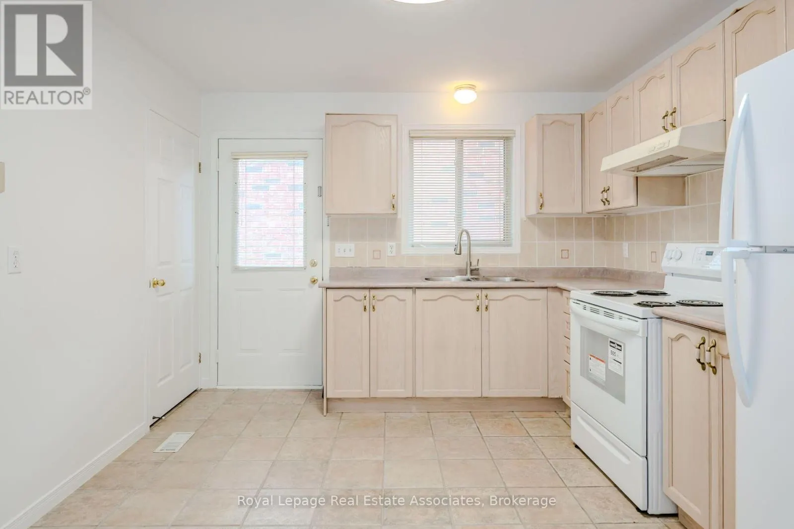 2887 DARIEN ROAD N