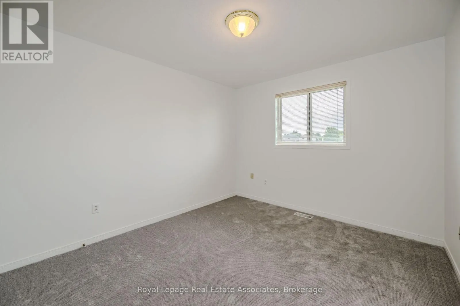 2887 DARIEN ROAD N