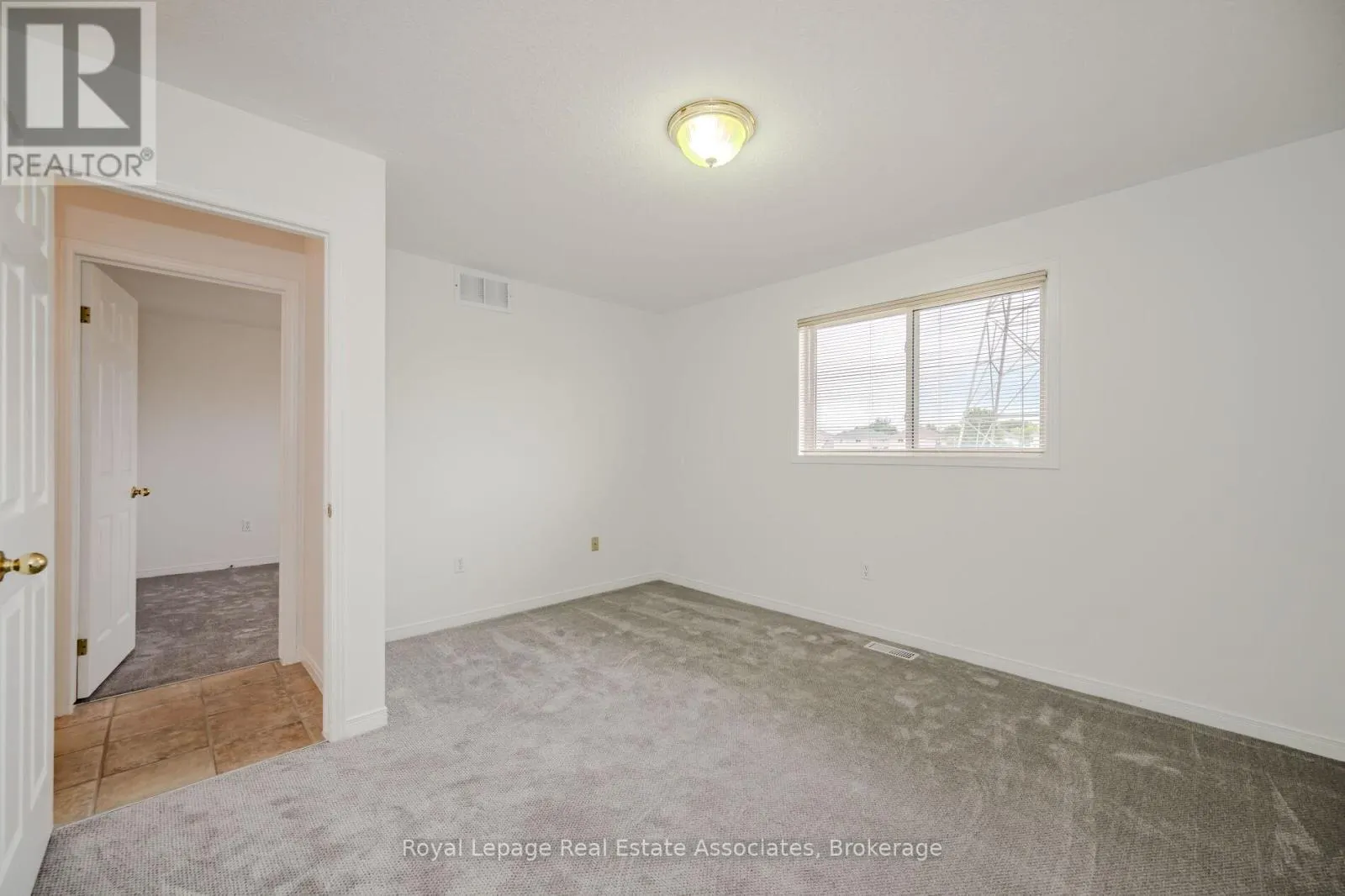 2887 DARIEN ROAD N