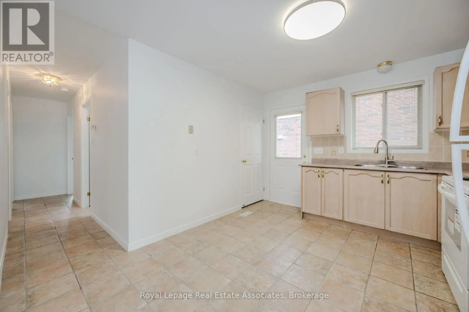2887 DARIEN ROAD N