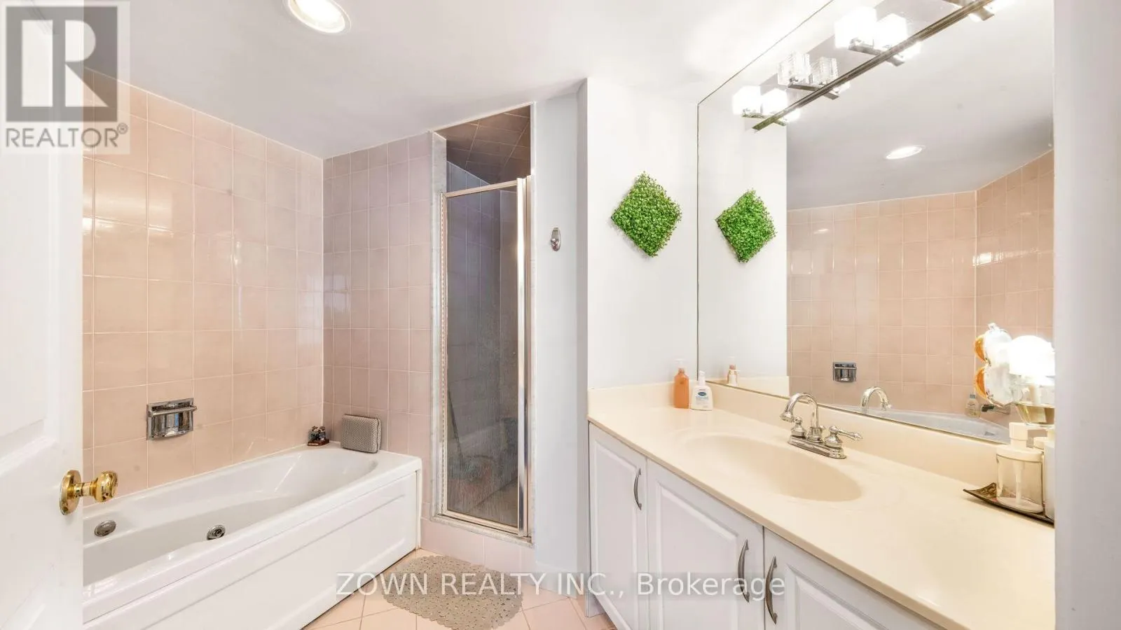 805 - 55 ELM DRIVE W