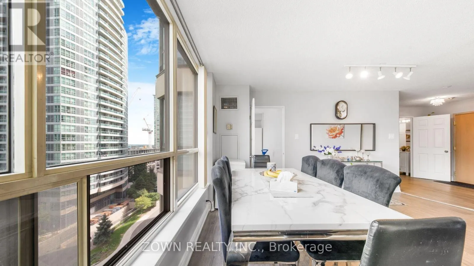 805 - 55 ELM DRIVE W