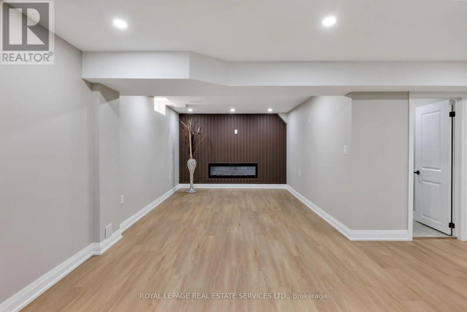 2202 BROOKHAVEN CRESCENT