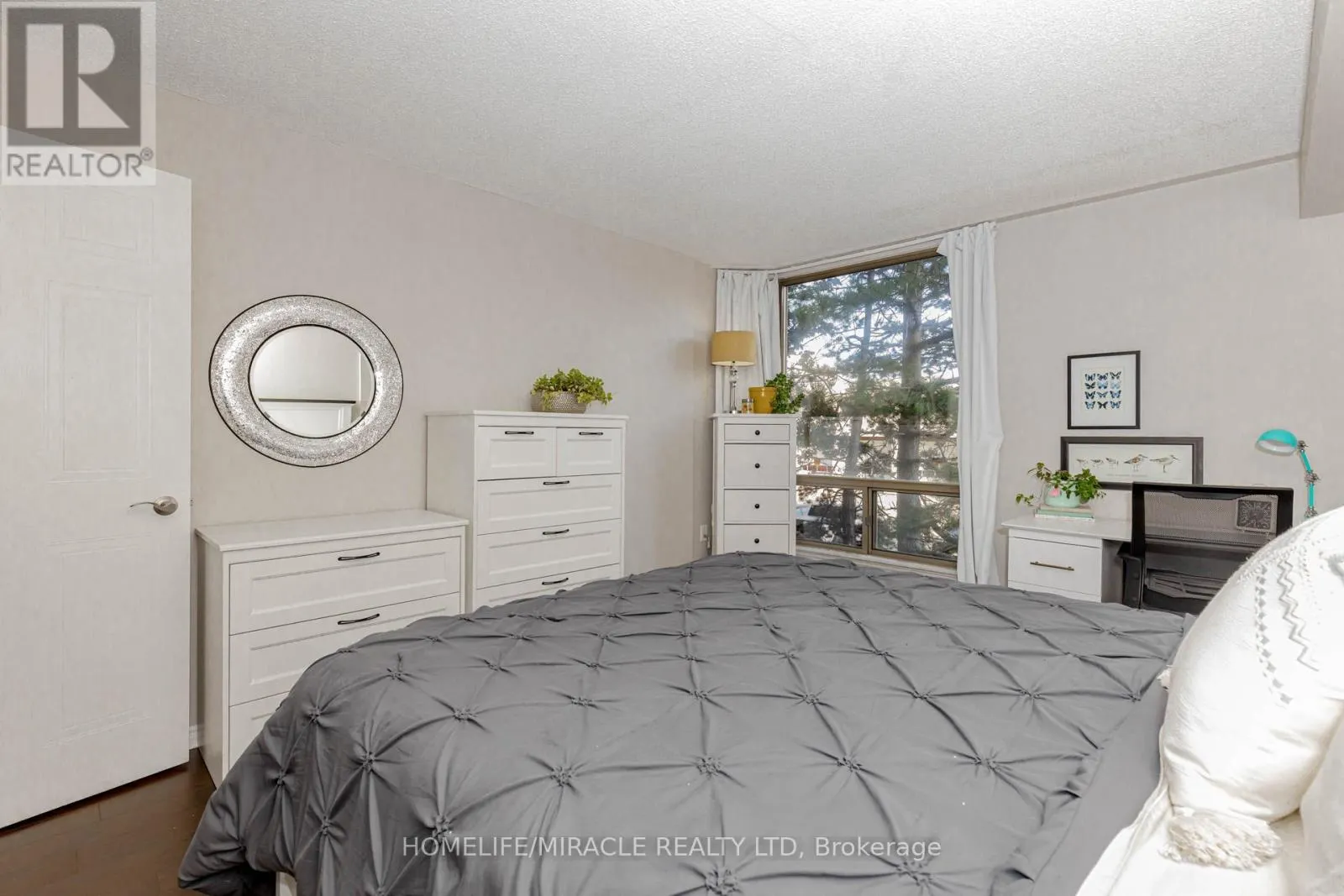 208 - 25 FAIRVIEW ROAD W