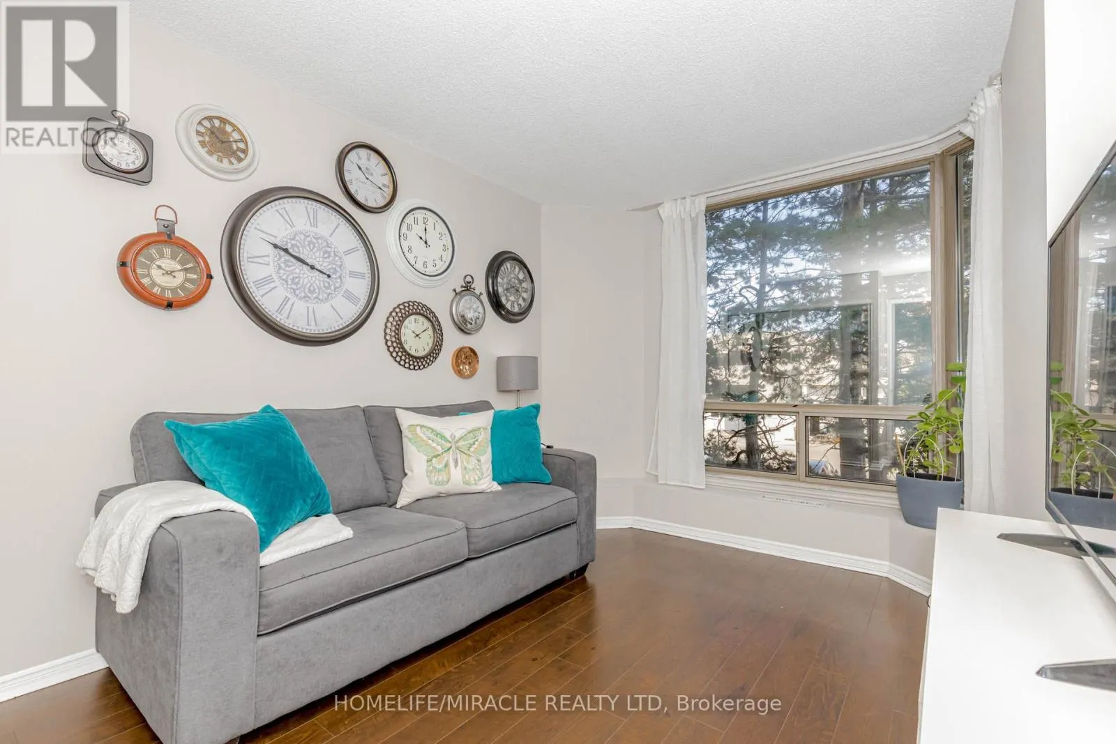 208 - 25 FAIRVIEW ROAD W