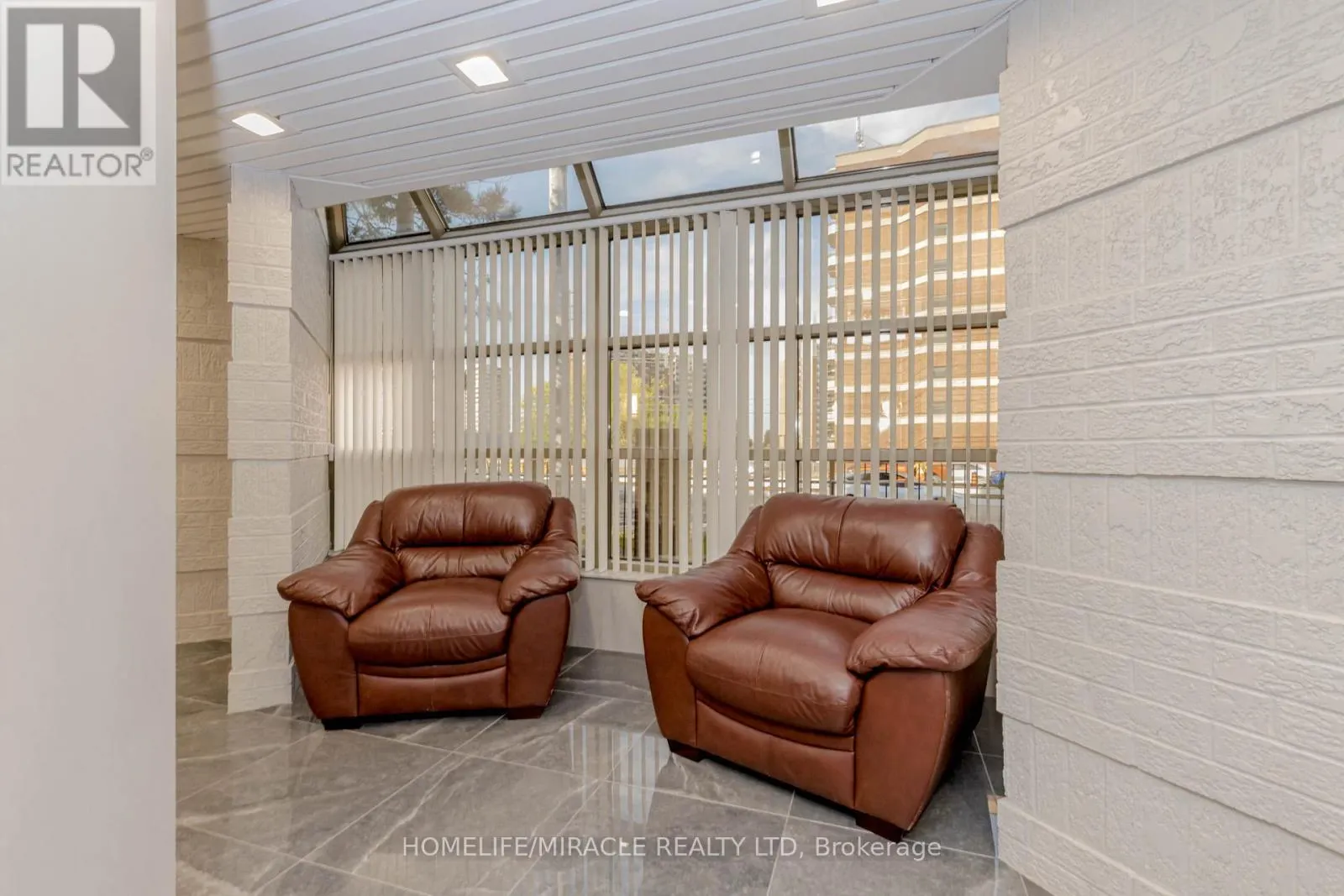 208 - 25 FAIRVIEW ROAD W