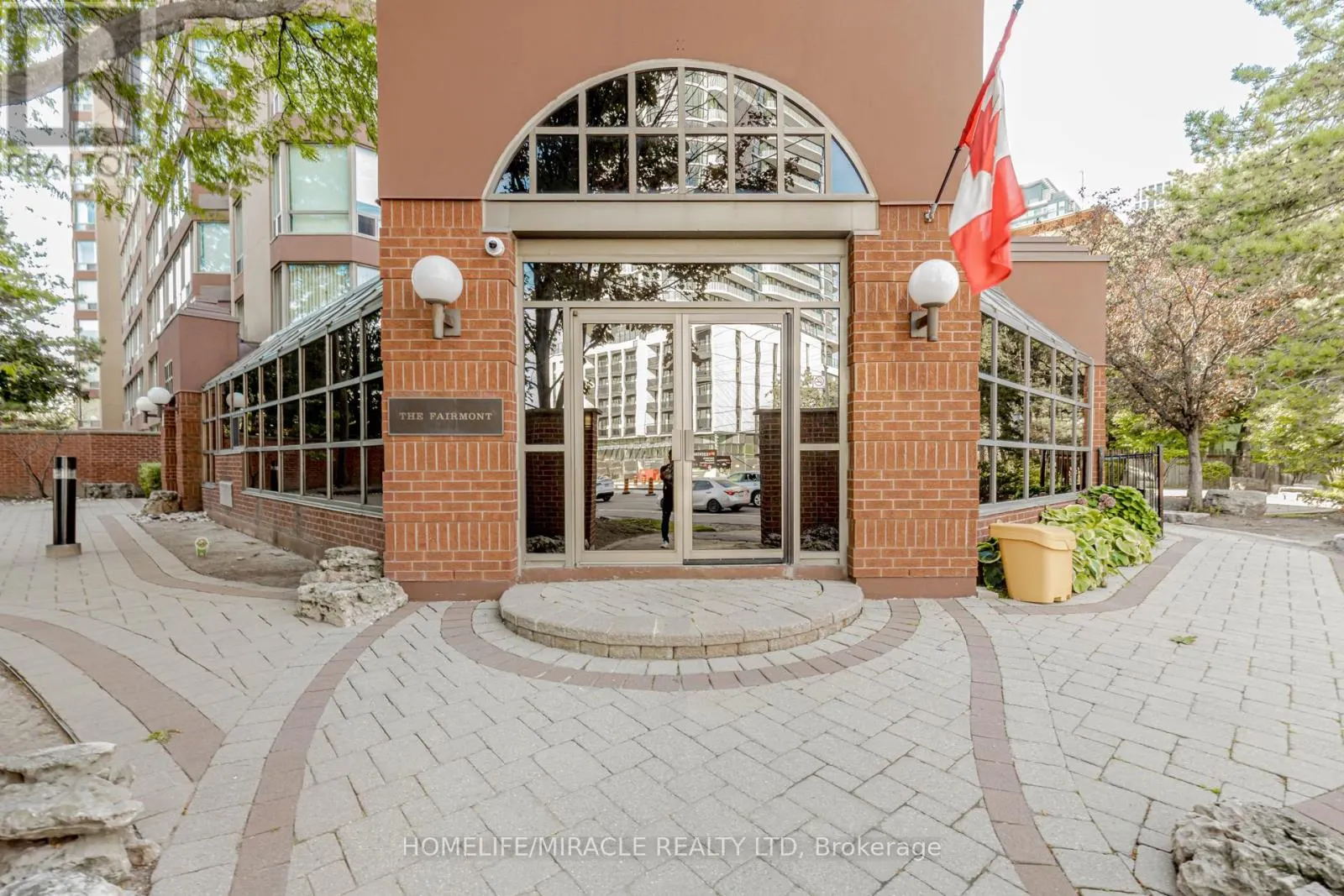 208 - 25 FAIRVIEW ROAD W