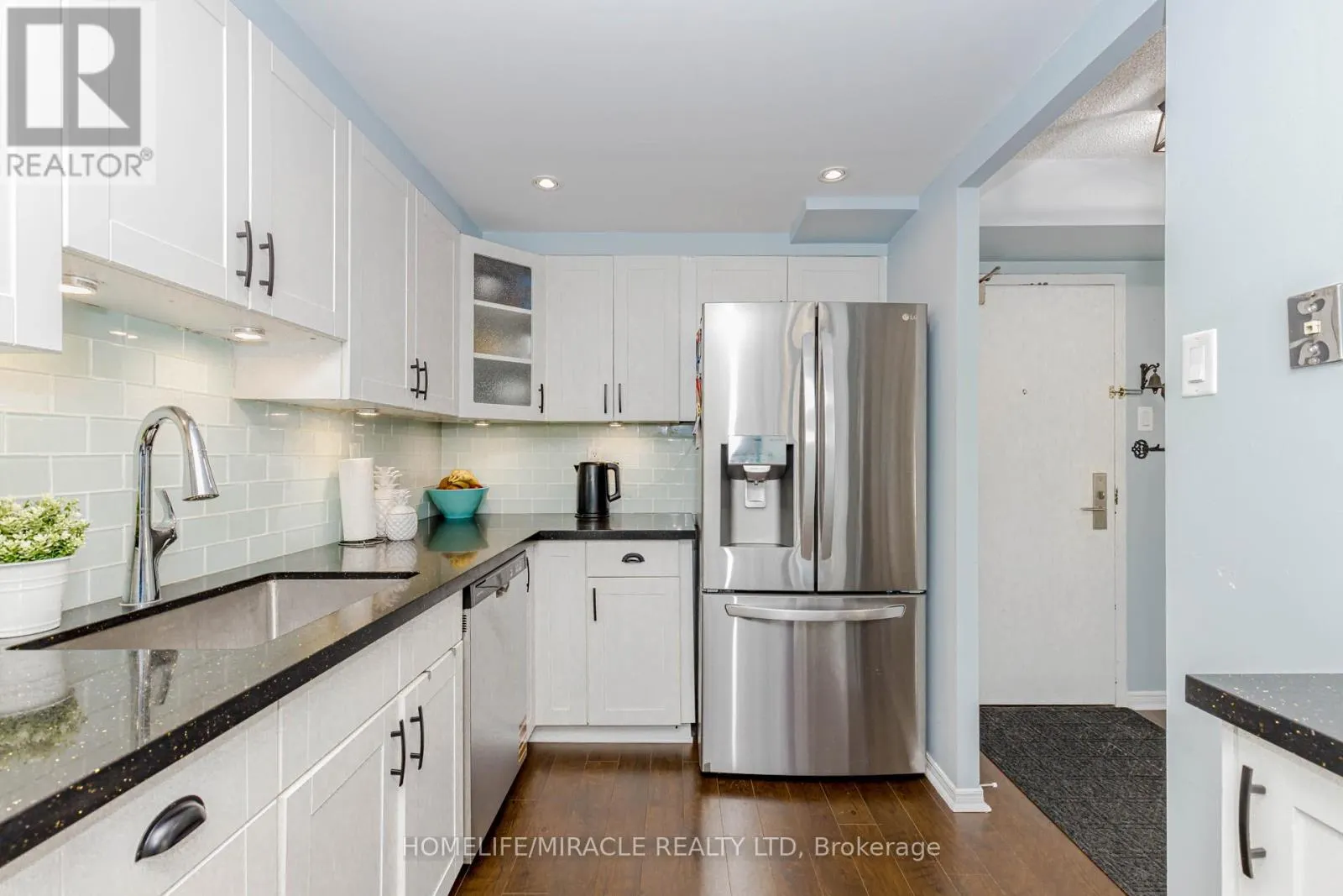 208 - 25 FAIRVIEW ROAD W