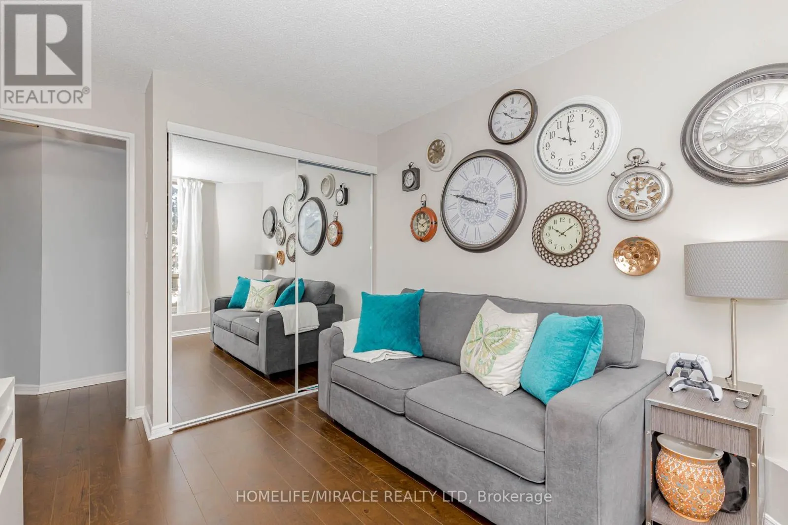 208 - 25 FAIRVIEW ROAD W