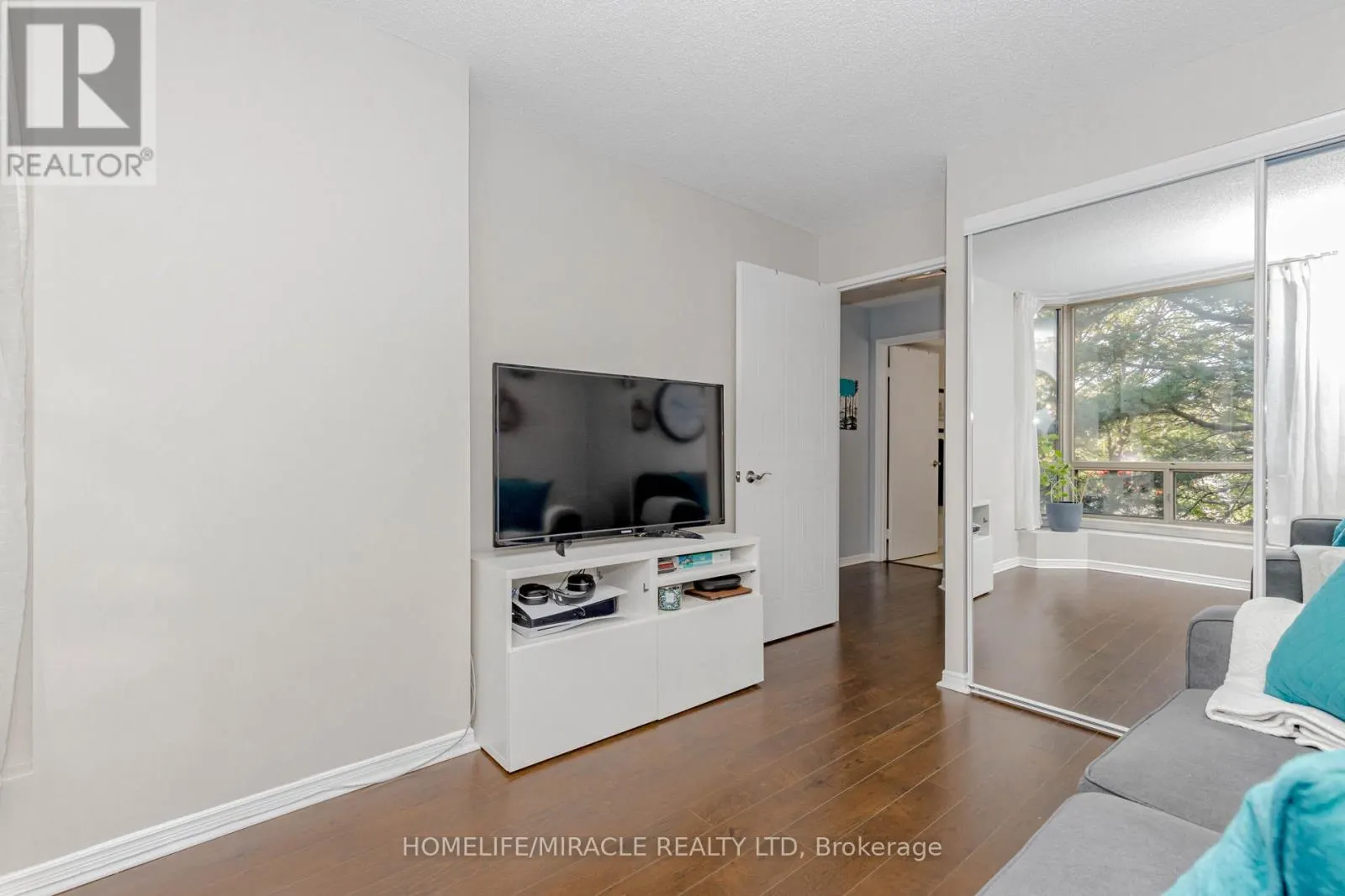 208 - 25 FAIRVIEW ROAD W