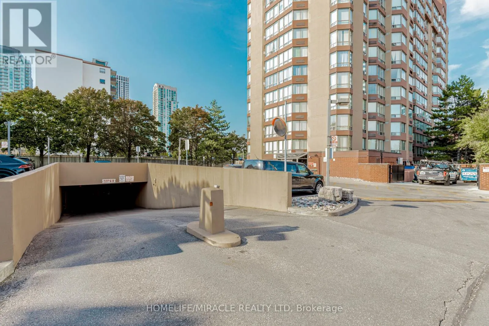 208 - 25 FAIRVIEW ROAD W