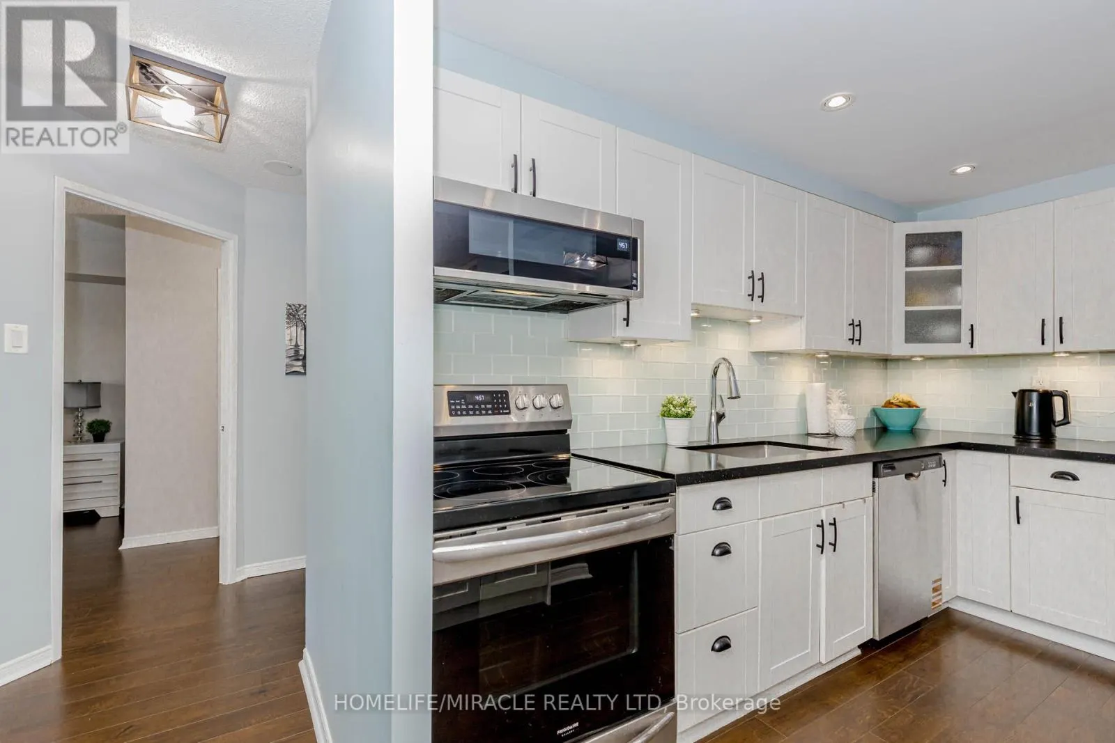 208 - 25 FAIRVIEW ROAD W