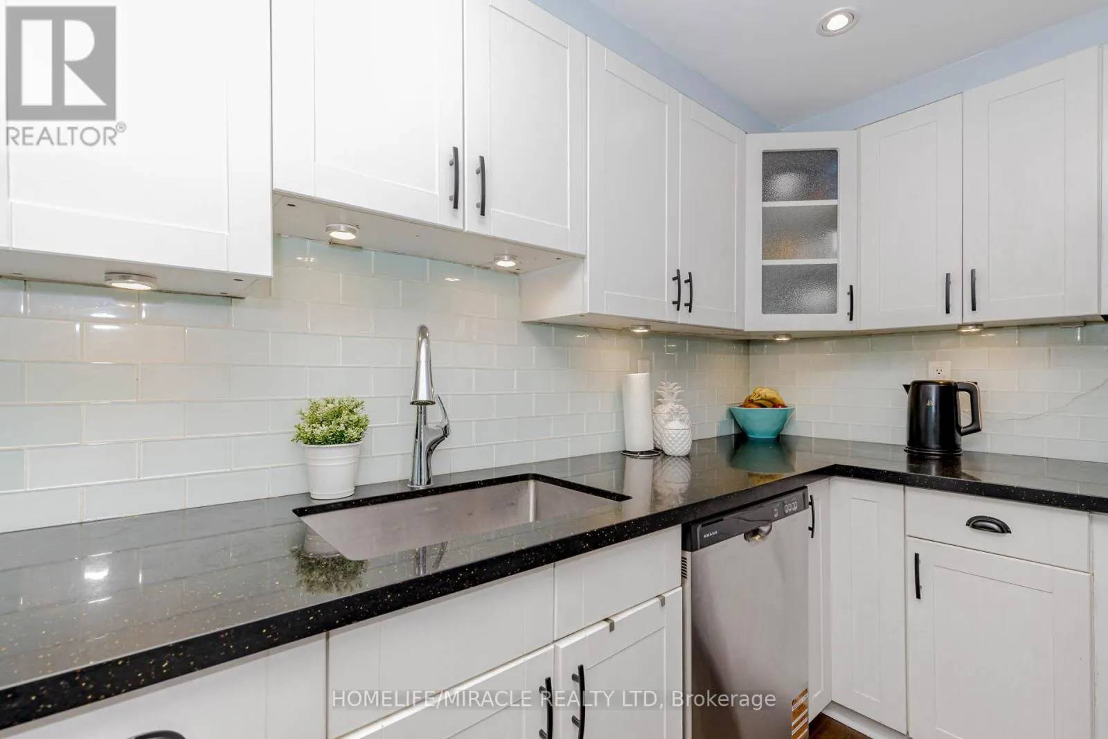 208 - 25 FAIRVIEW ROAD W