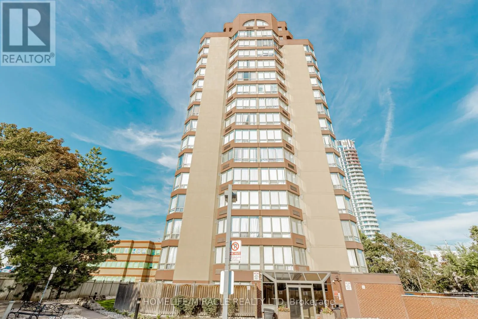 208 - 25 FAIRVIEW ROAD W