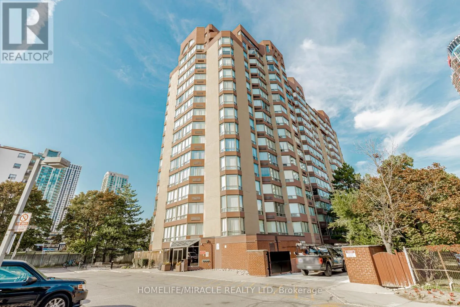 208 - 25 FAIRVIEW ROAD W