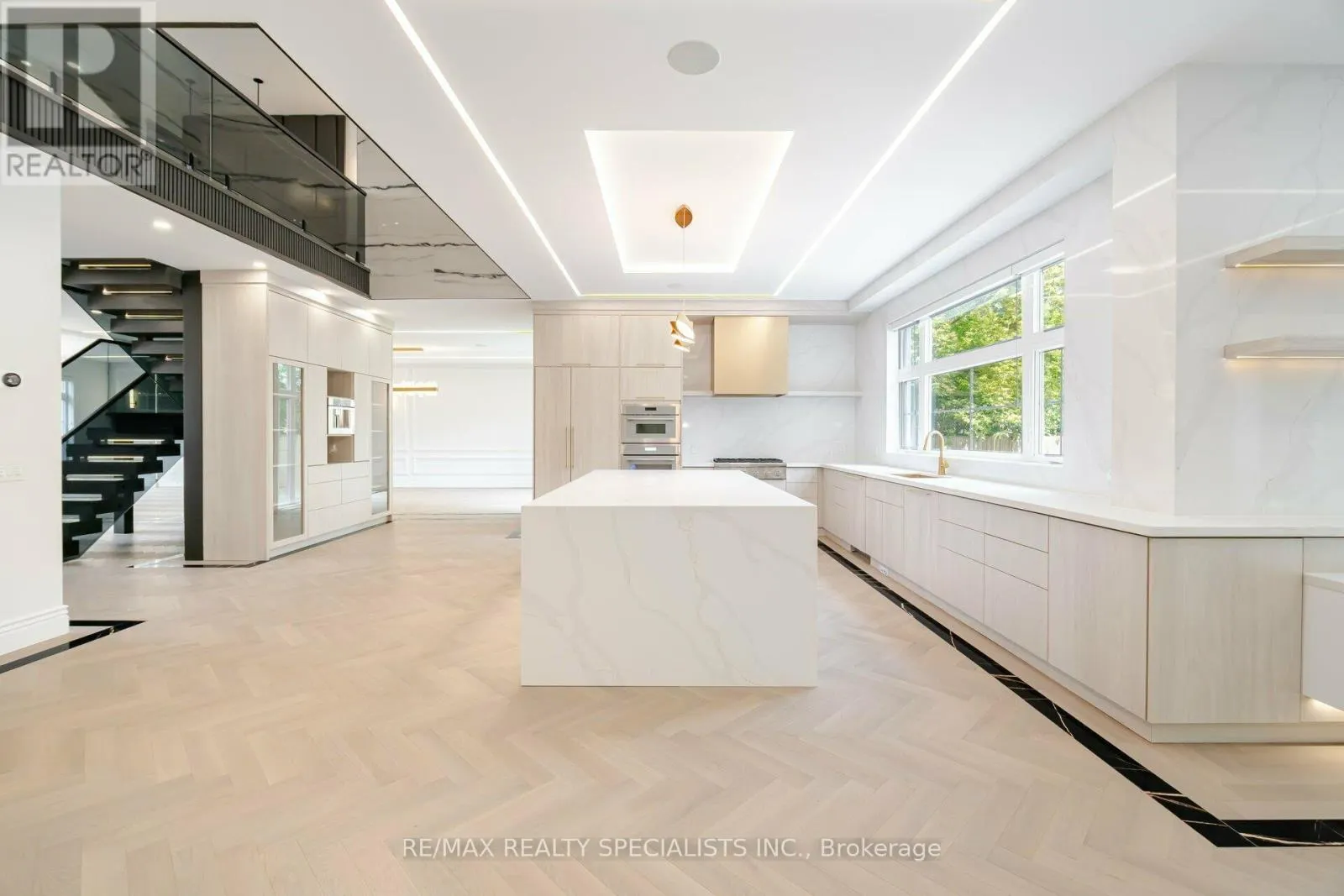 2014 LAKESHORE ROAD W