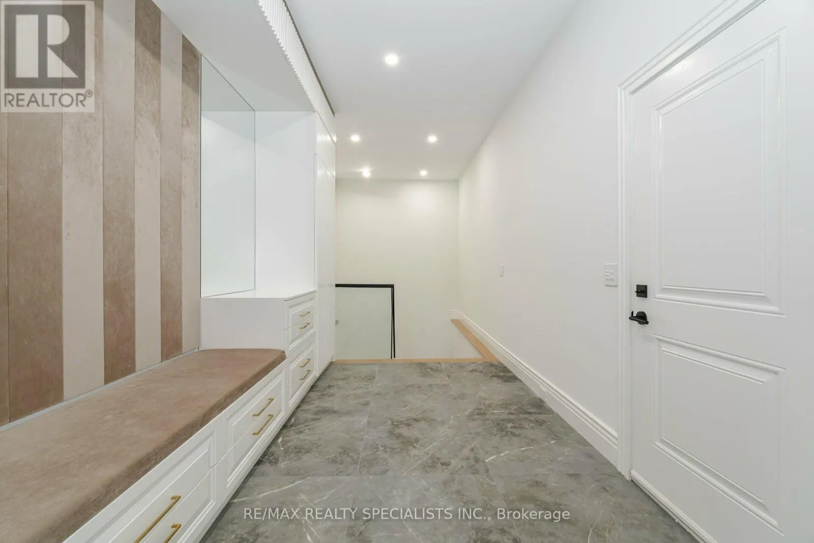 2014 LAKESHORE ROAD W