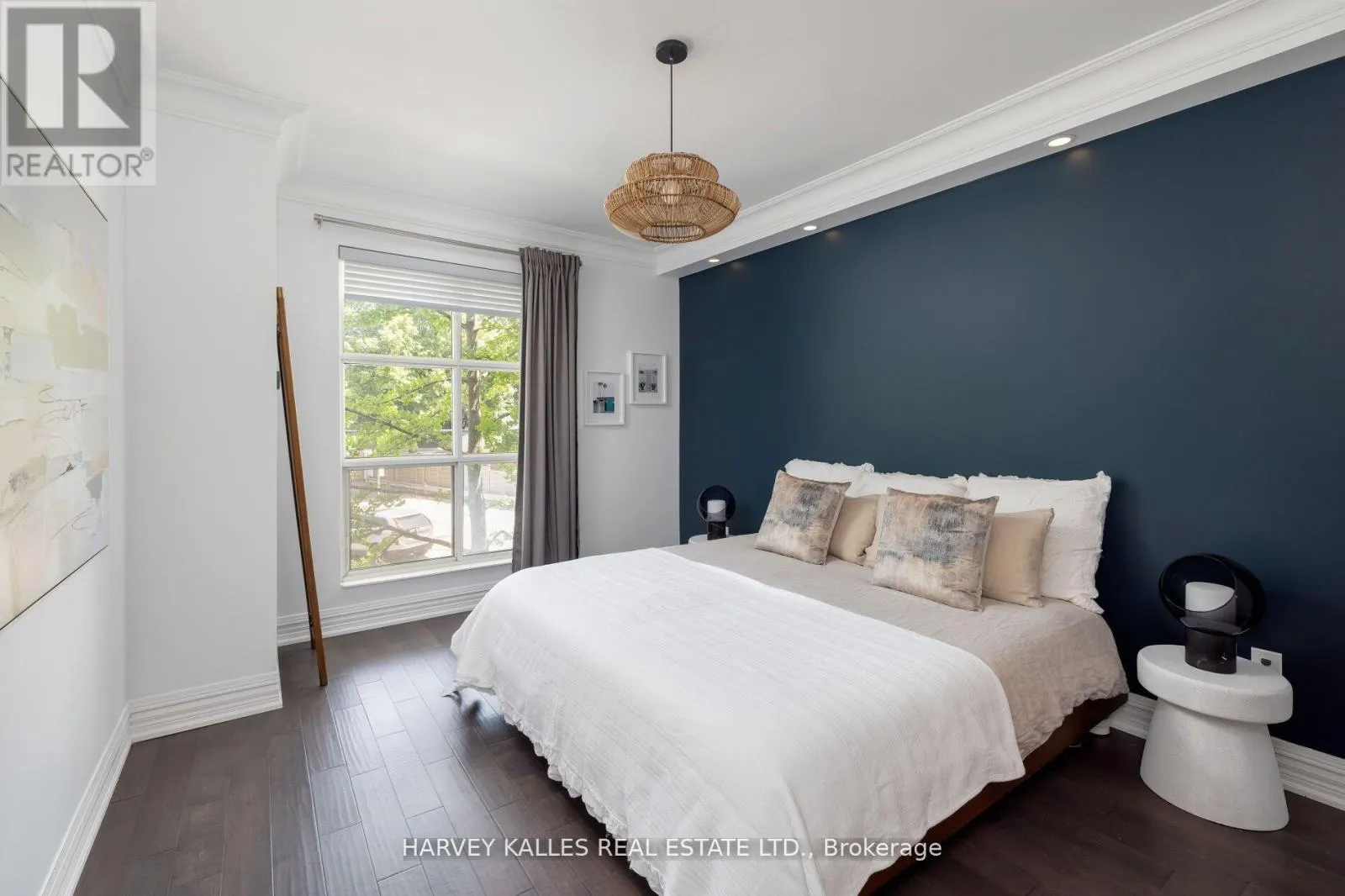 212 - 3085 BLOOR STREET W