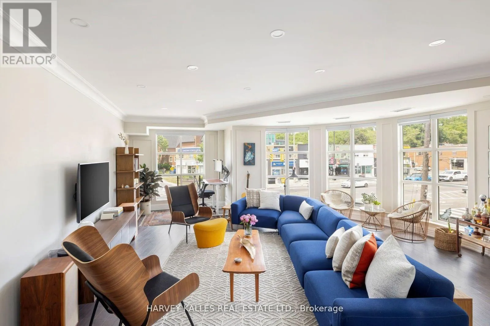 212 - 3085 BLOOR STREET W