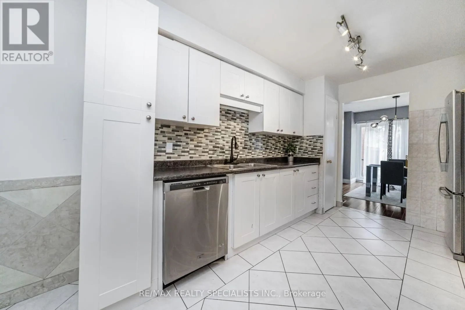 32 - 2881 WINDWOOD DRIVE