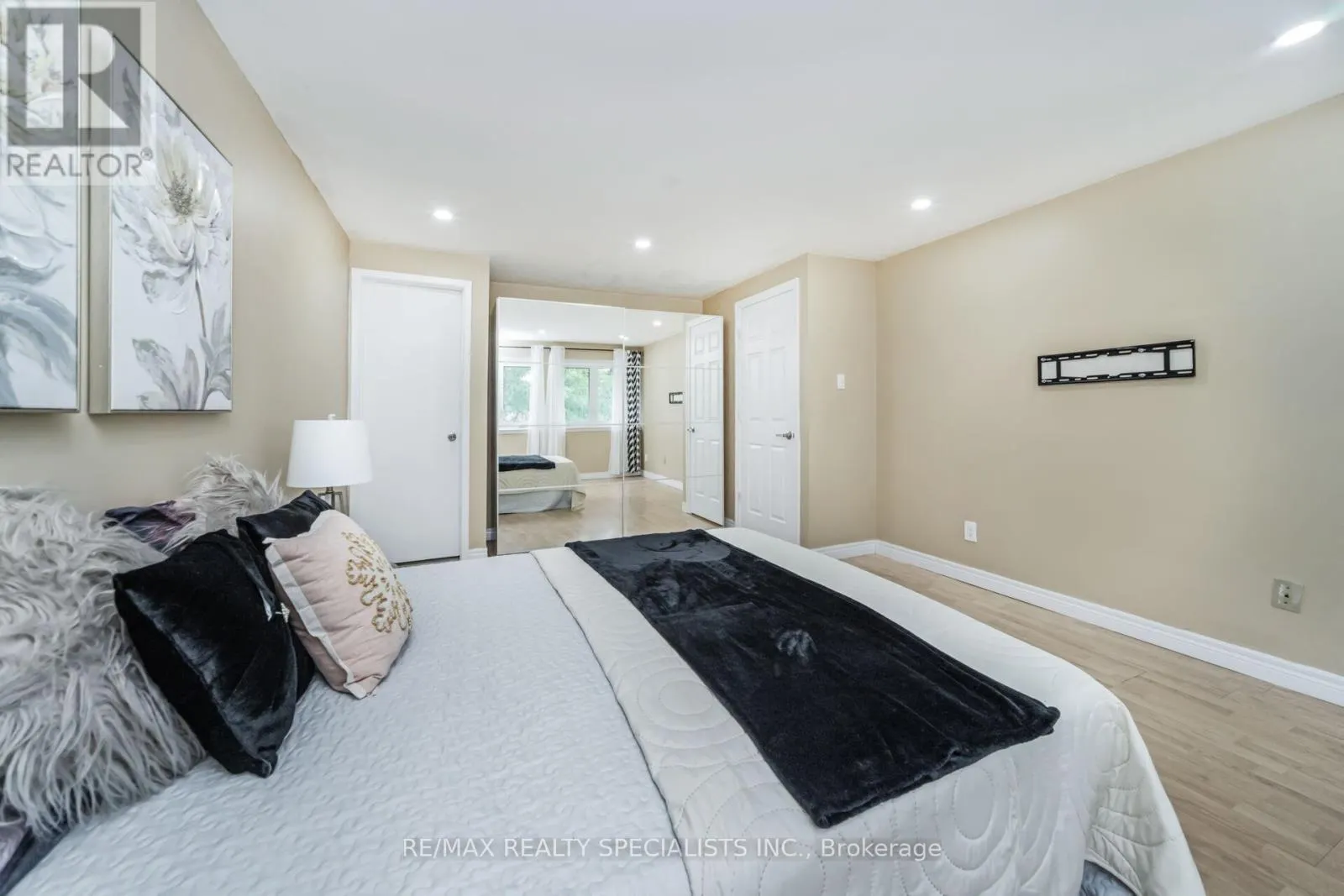 32 - 2881 WINDWOOD DRIVE