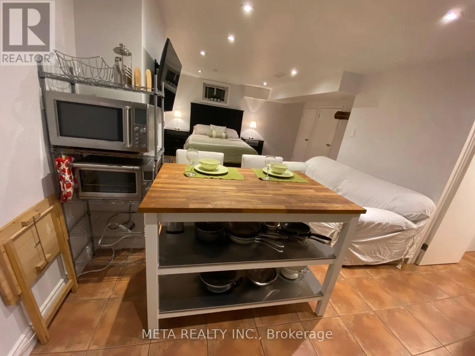 (BACHELOR BASEMENT APT) - 1150 JAMESWAY BOULEVARD