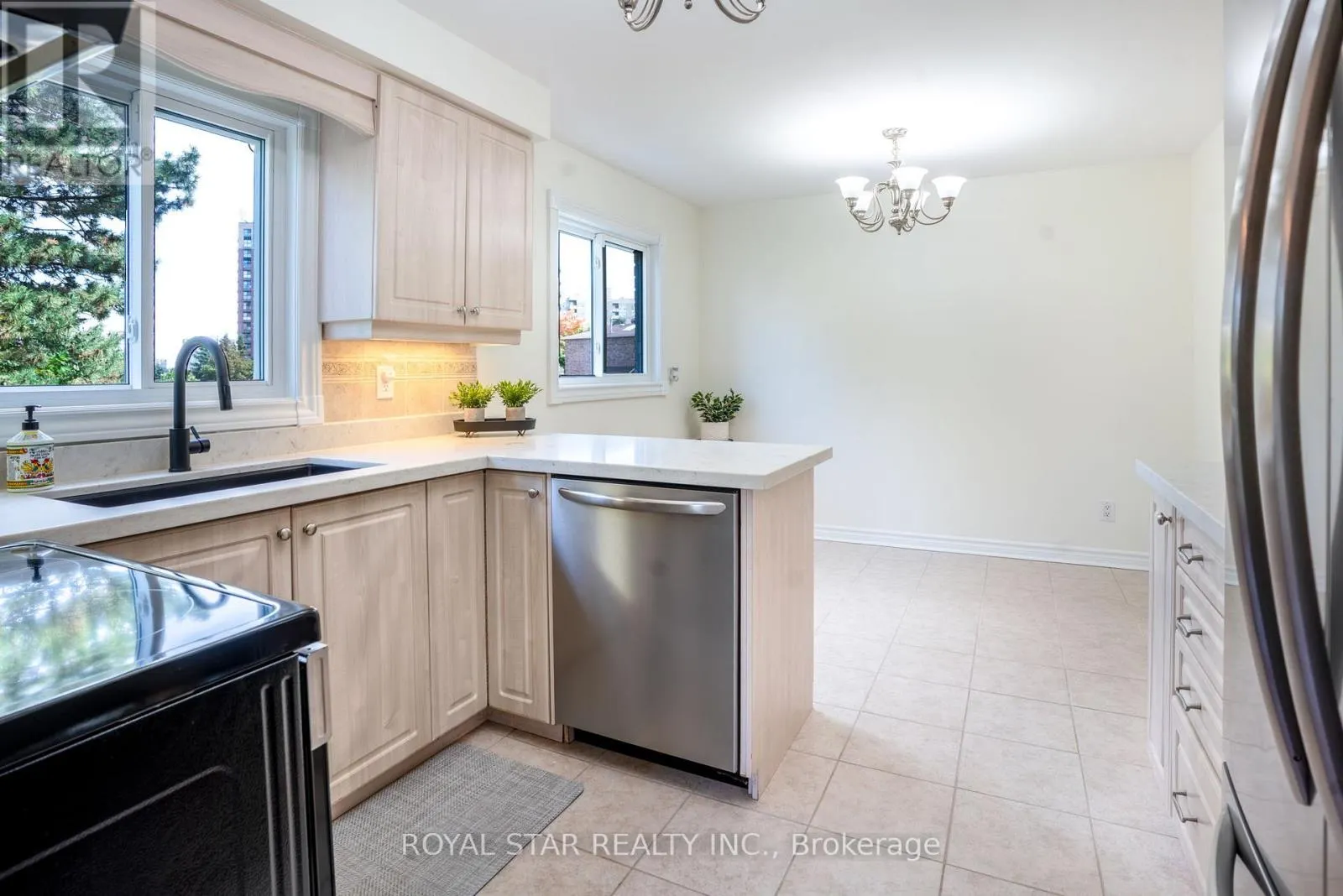 42 KINGKNOLL DRIVE