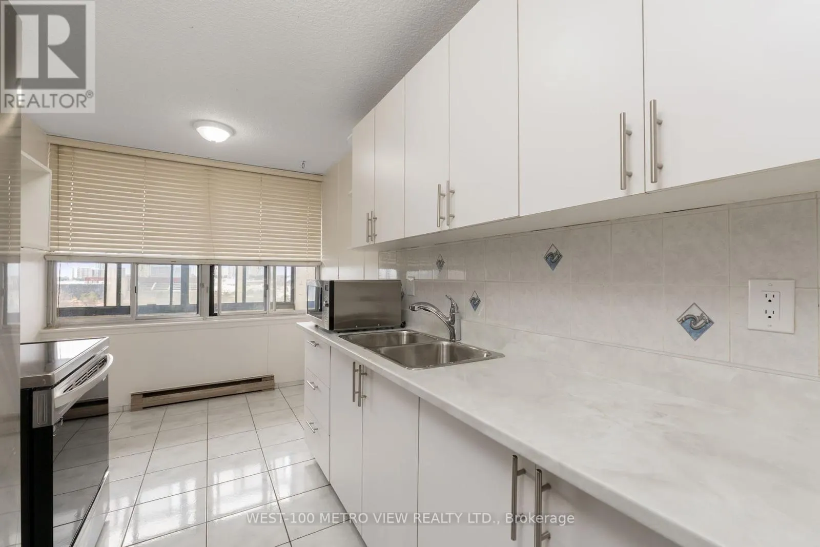 908 - 15 KENSINGTON ROAD