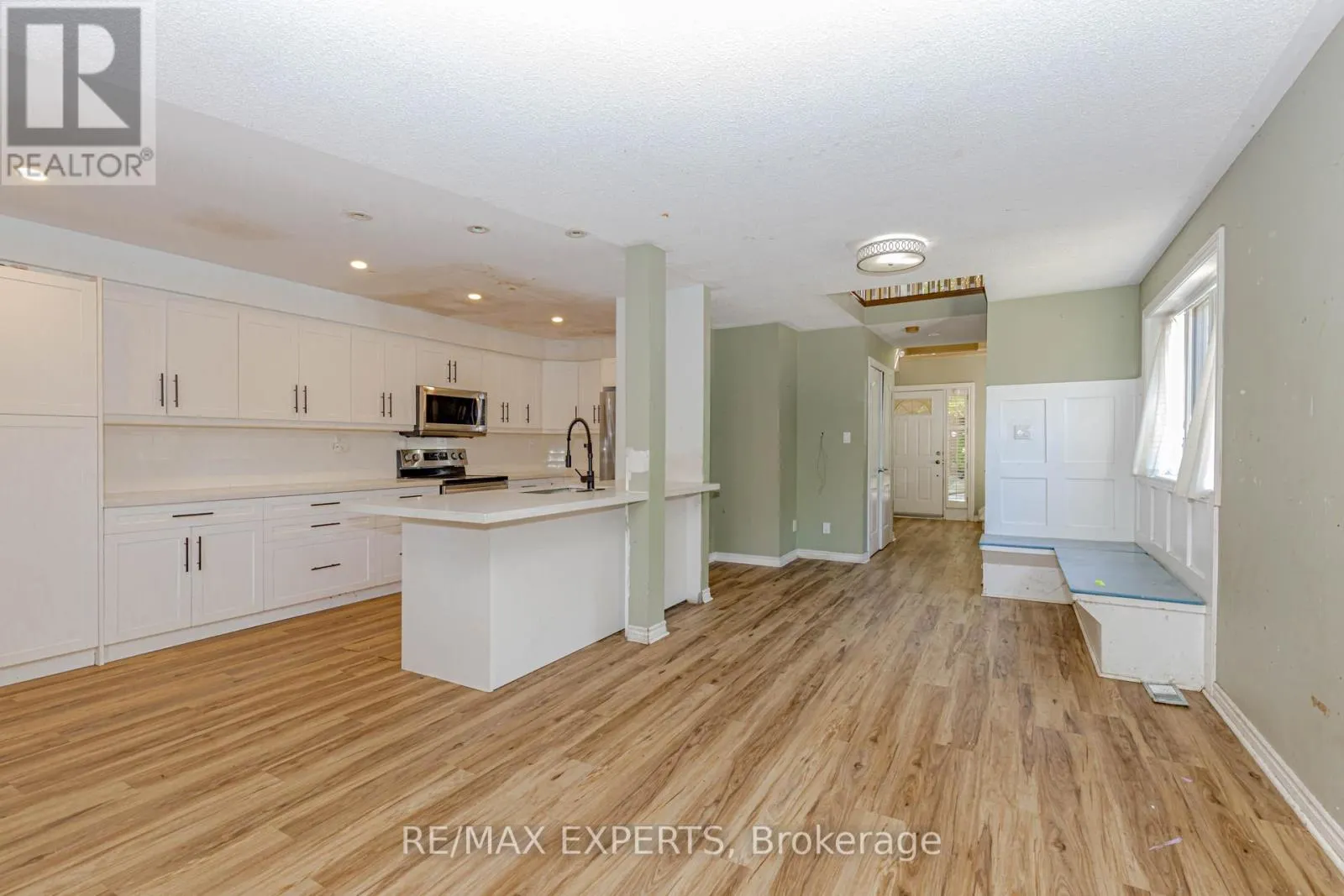 17B - 1084 QUEEN STREET W