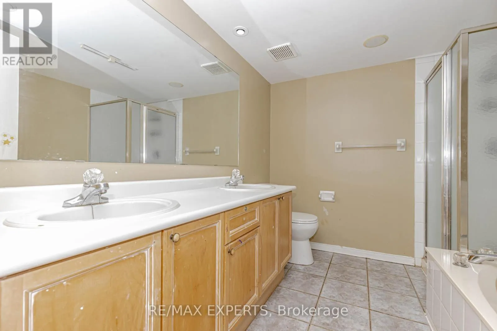 17B - 1084 QUEEN STREET W