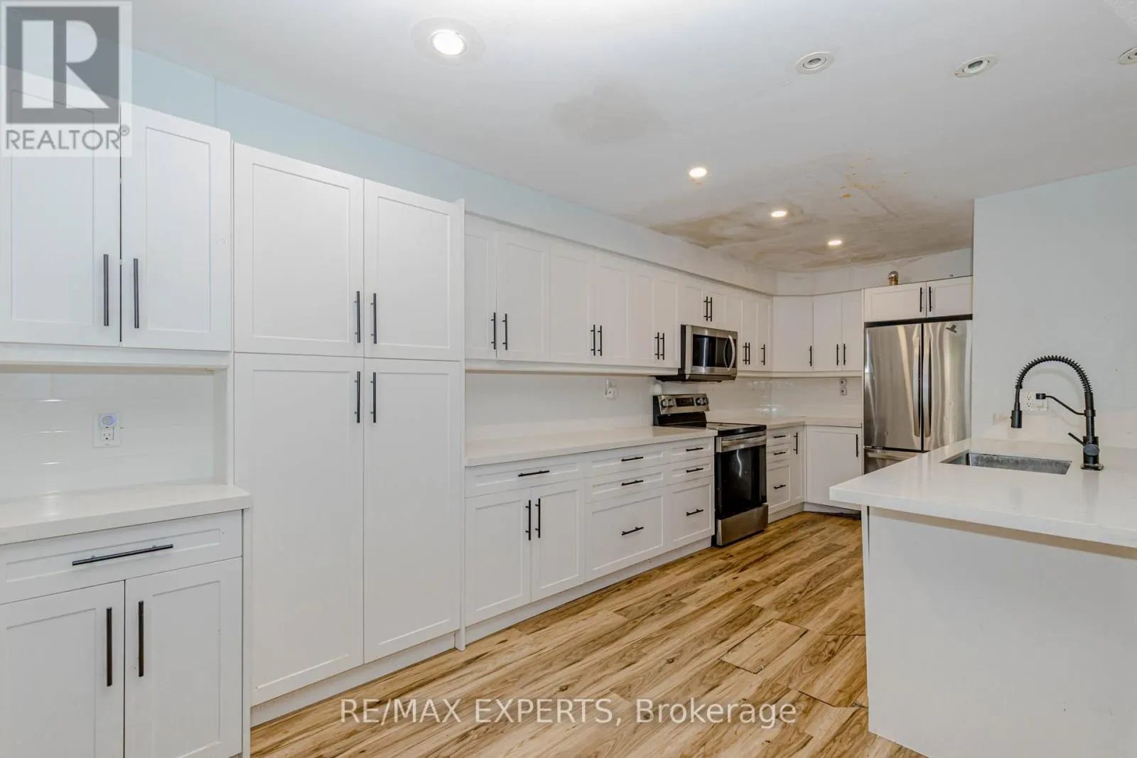 17B - 1084 QUEEN STREET W