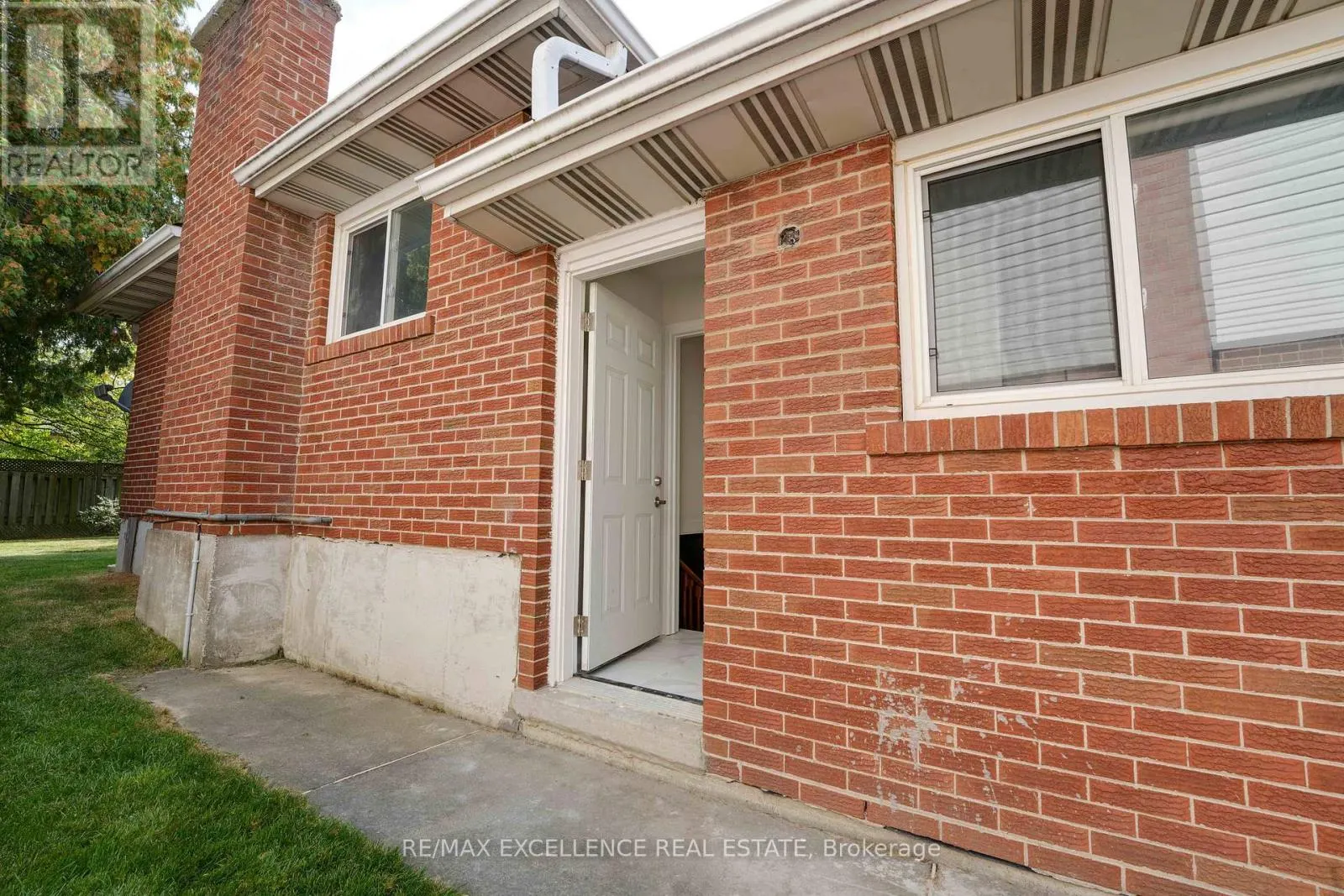 85 WATSON CRESCENT