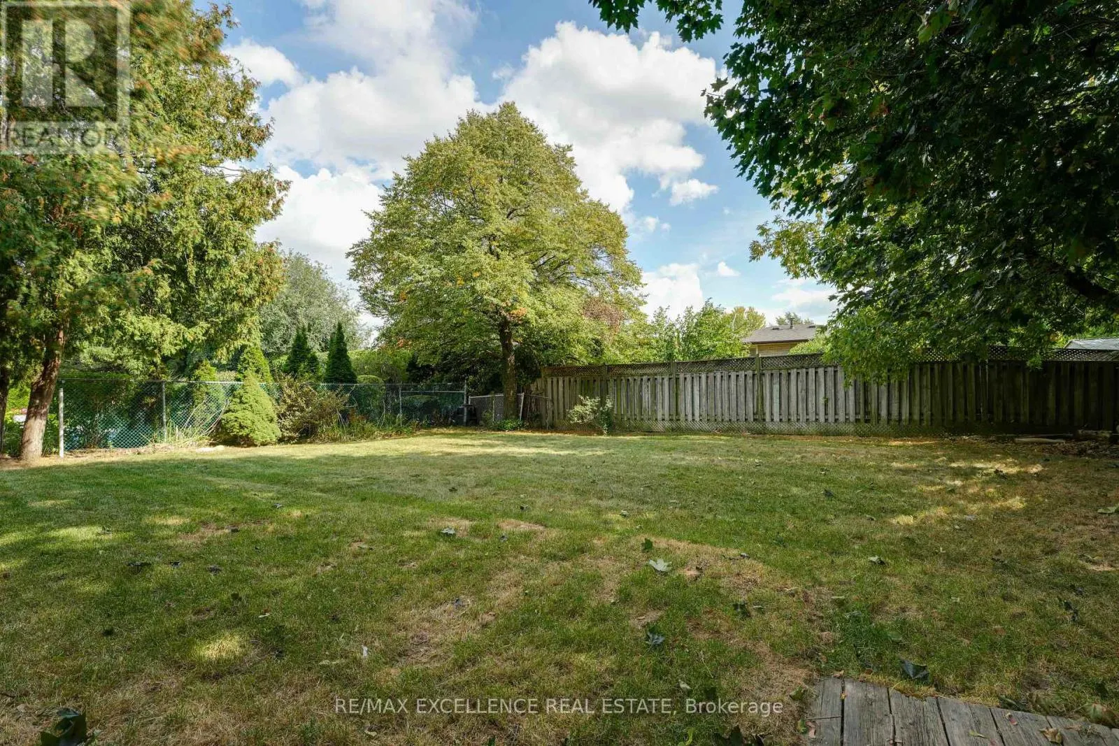 85 WATSON CRESCENT