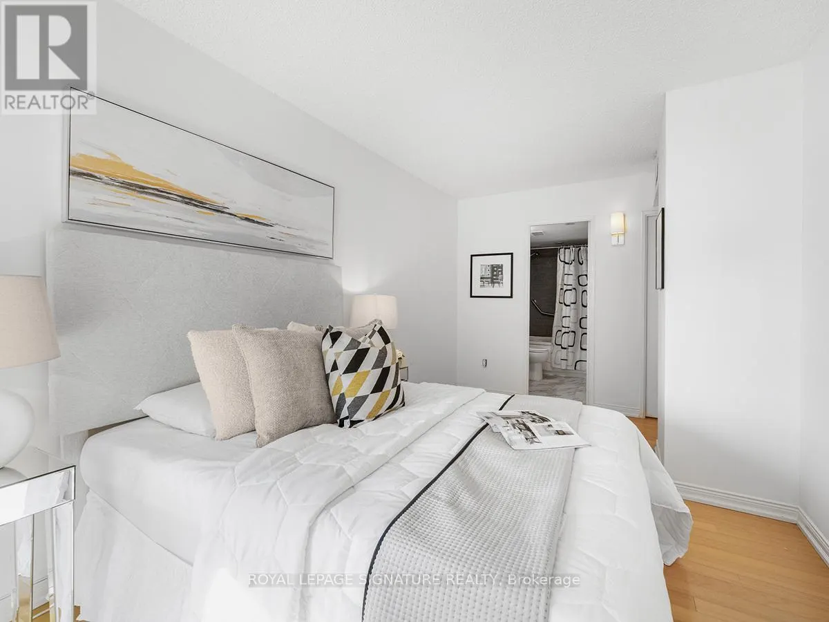 1008 - 2045 LAKE SHORE BOULEVARD W