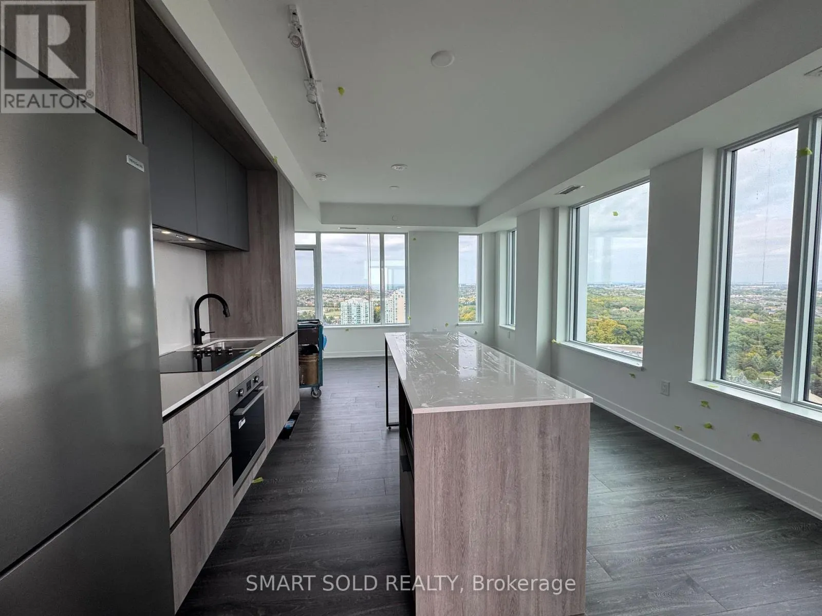 2110 - 2495 EGLINTON AVENUE W