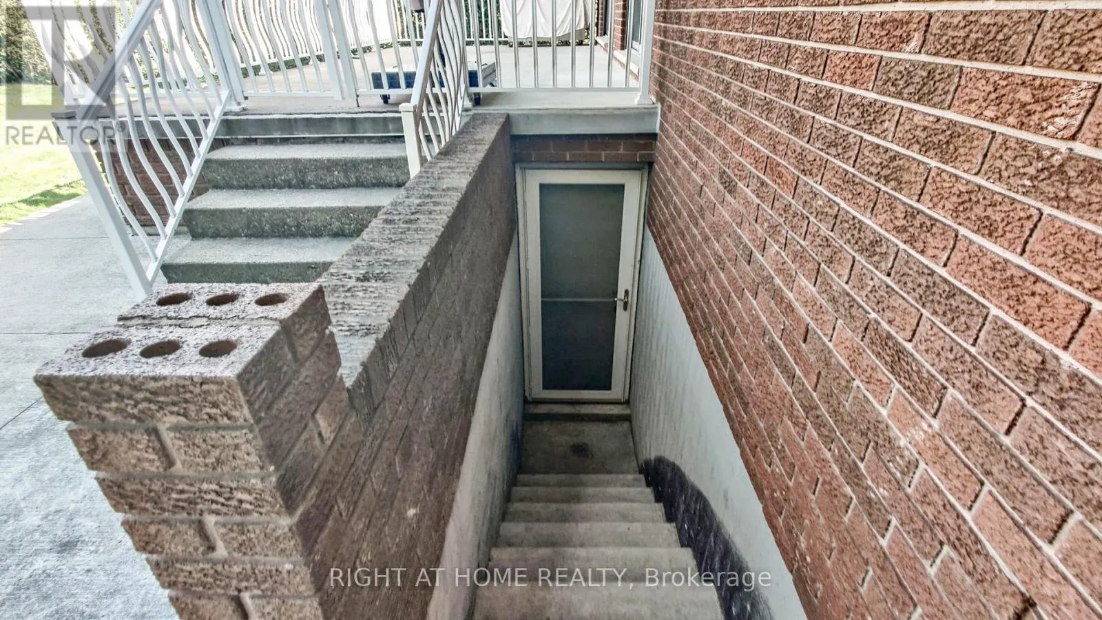 71 FAIRVIEW ROAD W
