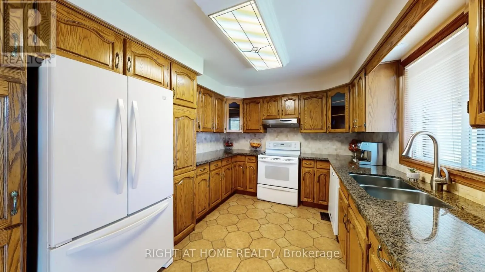 71 FAIRVIEW ROAD W