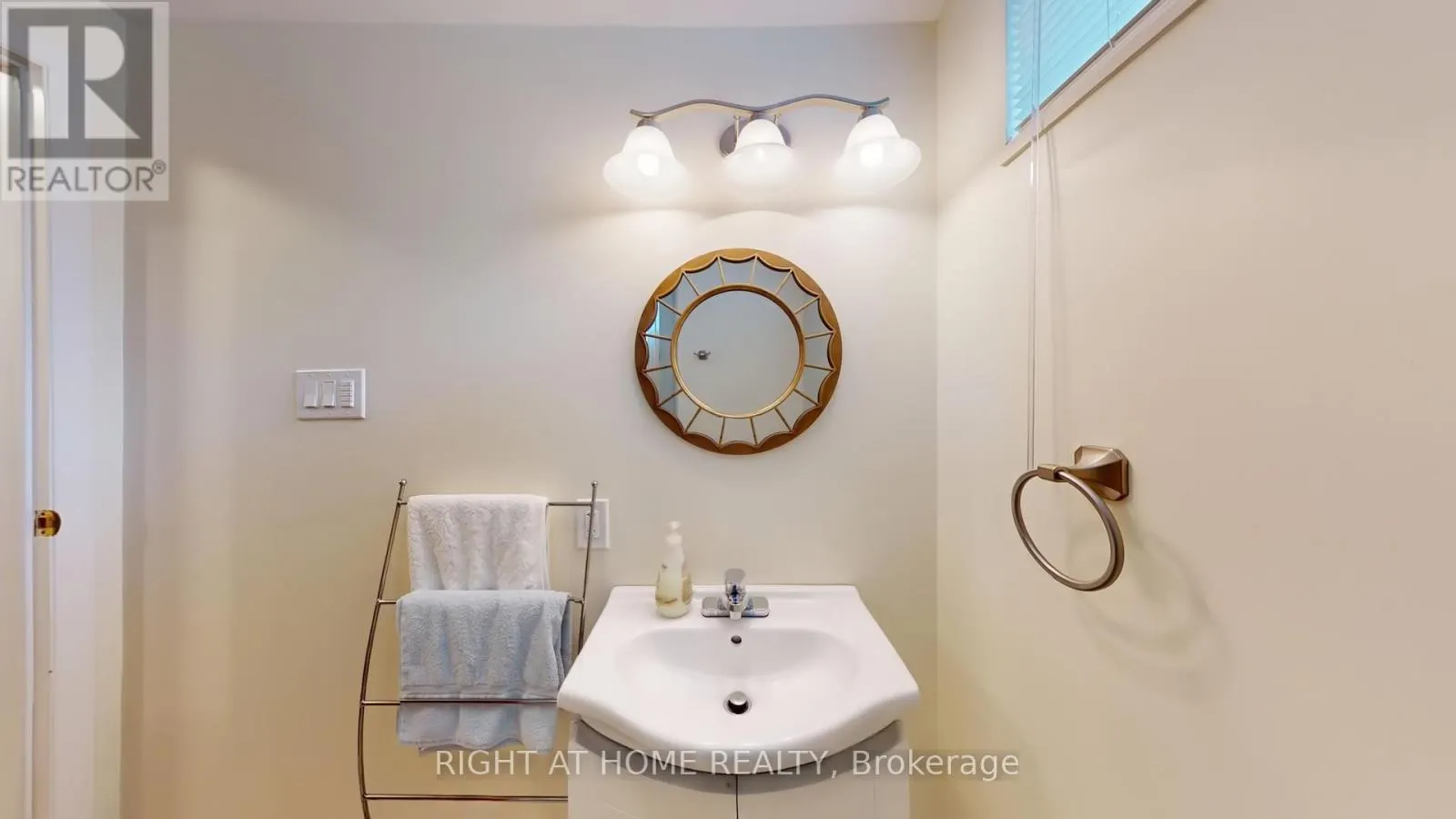 71 FAIRVIEW ROAD W